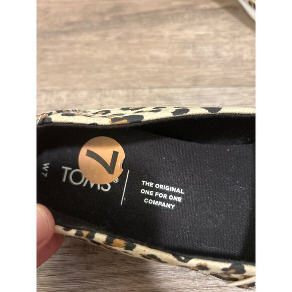 TOMS Women's Leopard Print Slip-On Shoes - Size 7 US - Picture 2 of 4